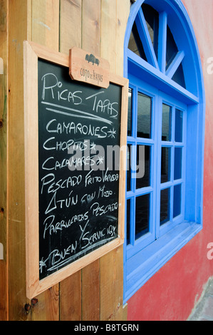 Typische Tapas Menü Board außerhalb Kanarischen Restaurants in Teneriffa-Kanarische Inseln-Spanien Stockfoto
