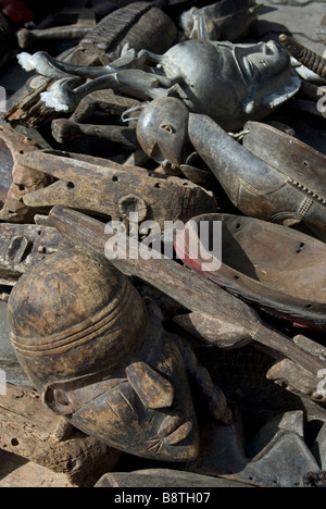 Haufen von Afrikanern Holzmasken in Kermel Dakar Markt Stockfoto