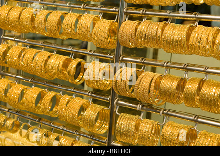 Armbänder in gold-Souk Shop Fenster, Dubai, Vereinigte Arabische Emirate Stockfoto