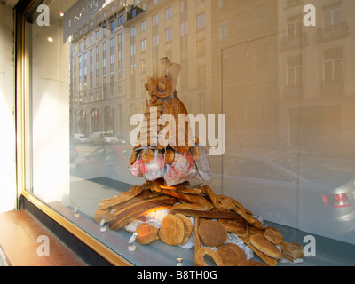 Kleid gemacht Brot im Schaufenster Brüssel Belgien Stockfoto