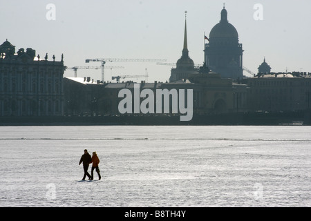 Newa-Ufer im Winter, St. Petersburg, Russland Stockfoto