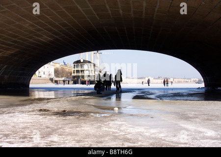 Menschen zu Fuß unter der Neujahrsfeste Brücke am Fluss Newa St.Petersburg Russland Stockfoto