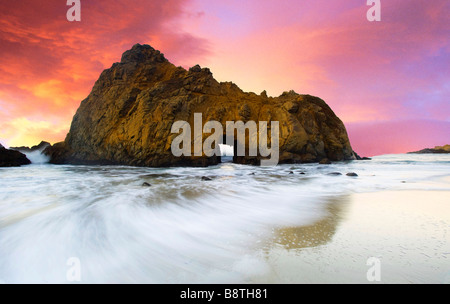 Meer Arch im Julia Pfeiffer Beach, Big Sur, Kalifornien Stockfoto