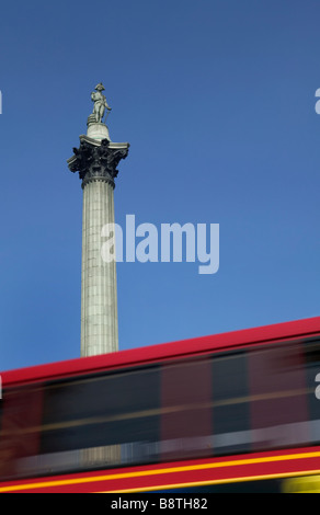 London Bus fährt Nelson s Spalte Stockfoto