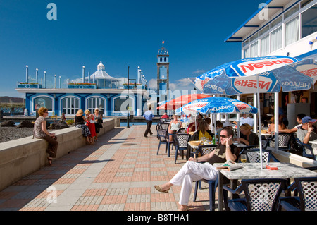 Belebten Strand Strandpromenade von Las Galletas mit Restaurants und Cafés auf der Süd Küste von Teneriffa Kanaren Stockfoto