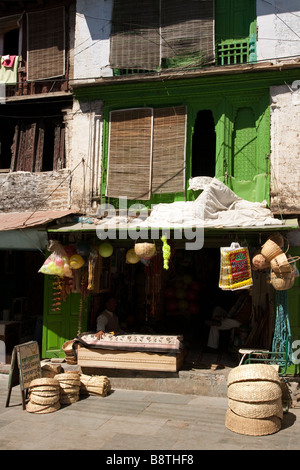 Bunte alte Ladenfront trägt den Look einer Zeit vergangen in Almora Basar, Indien Stockfoto