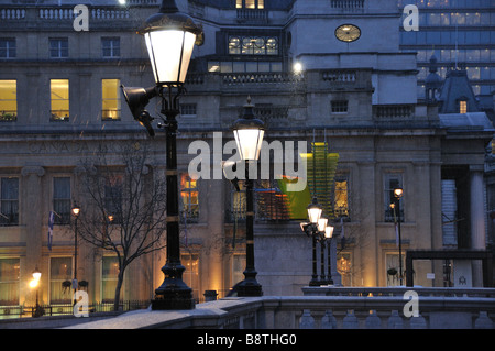 Straßenbeleuchtung im Schnee, Trafalgar Square, London, England. Stockfoto