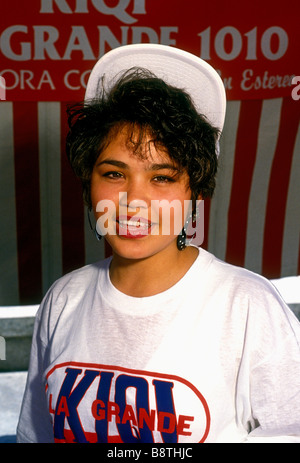 1, Hispanic Frau, Hispanic, Frau, Junge erwachsene Frau, Augenkontakt, Vorderansicht, Porträt, Cinco de Mayo Festival, San Francisco, Kalifornien Stockfoto