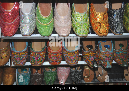 Bunte Schuhe zu verkaufen in einem Arab Street Store im arabischen Viertel von Singapur. Stockfoto