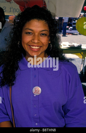 1, 1, Hispanic Frau, Hispanic, Frau, Erwachsener, Augenkontakt, Vorderansicht, Porträt, Cinco de Mayo, Cinco de Mayo Festival, San Francisco, Kalifornien Stockfoto