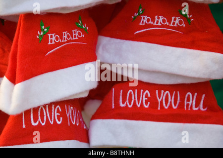 Nahaufnahme der einige bunte Weihnachtsmützen auf einem Marktstand, Surrey, England. Stockfoto