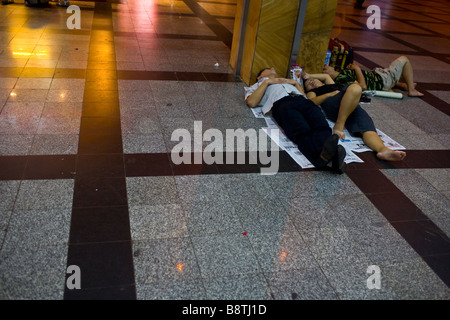 Passagiere, die schlafen auf dem Boden der Bahnhof von Beijing. Stockfoto