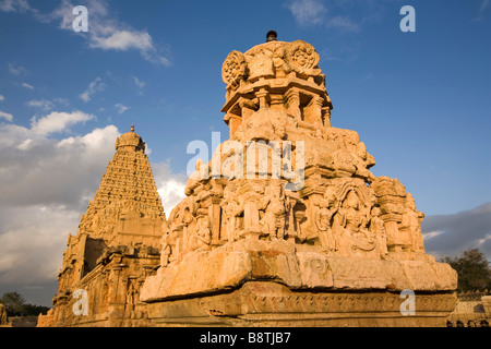 Indien-Tamil Nadu Thanjavur Brihasdishwara Tempel im Morgengrauen kleinen geschnitzten Stein Schrein Stockfoto