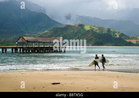 Surfer Dudes und Pier in Hanalei Bay Kauai Hawaii USA Stockfoto