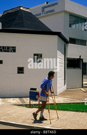 1, 1, Student, gebrochenen Fuß, verletzten Fuß, gehen mit Krücken, auf dem Campus, Katholische Universität, in der Stadt von Quito, Quito, Provinz Pichincha, Ecuador Stockfoto