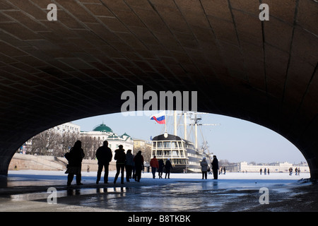 Menschen zu Fuß unter der Neujahrsfeste Brücke am Fluss Newa St.Petersburg Russland Stockfoto