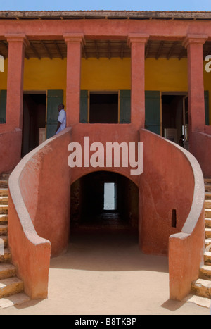 Westafrikanische Mann stand am Anfang der Treppe auf den Slave Haus Dakar Goree island Stockfoto