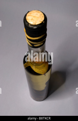 Flasche Olivenöl angereichert mit Kräutern und Gewürzen 1 Stockfoto