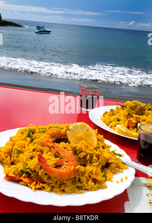 Meeresfrüchte Paella Valenciana gekocht und zubereitet am Meer serviert traditionell mit coolen lokalen Rotwein Spanien Stockfoto