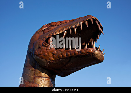 Bronze-T Rex gegen blauen Himmel Stockfoto