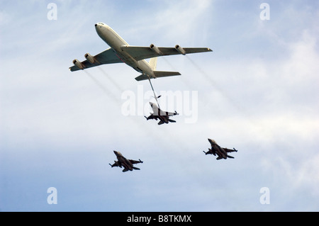 Vier Kampfjets Betankung in der Luft israelische Luftwaffe Flugschau Unabhängigkeitstag Stockfoto