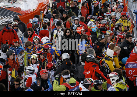 Massive Anwesenheit der Skifahrer zum Skigebiet La Molina in La Cerdnaya. Catalunya, Katalonien, Spanien. Stockfoto