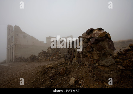 Geisterstadt Rhyolite an einem nebligen Tag in der Nähe von Death Valley NP in Nevada, USA Stockfoto