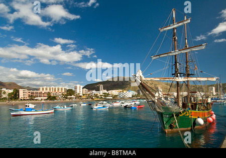 Die "Jolly Roger" Piraten Themenführung Boot im Hafen von Los Cristianos Teneriffa-Kanarische Inseln-Spanien Stockfoto