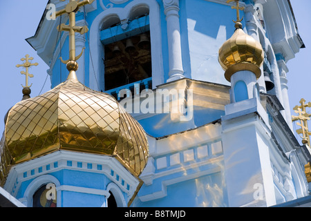 Saint Kazan Russisch-orthodoxe Kirche in Almaty, Kasachstan. Mit Golden vergoldet, zwiebelförmigen Kuppeln. Stockfoto