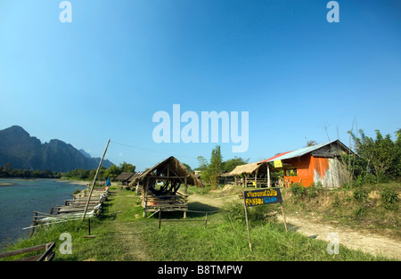 Laos, Provinz Vientiane, Vang Vieng, Nam Song River Kalksteinhügel. Riverside Bar, Hütten. Stockfoto