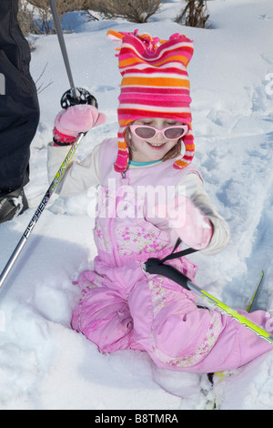 Kind Skifahren und spielen im Schnee. Stockfoto