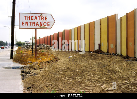 Drive-in Kino schließen Zaun Mauer Schild Eingang alte Wüste Unternehmen Kinofilm Bildschirm überholt Stockfoto