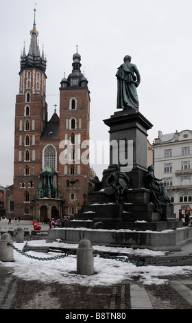 vorne außen Detail der Sankt Marienkirche und Adam Mickiewicz Denkmal Rynek Krakowski Krakauer Marktplatz Polen Stockfoto