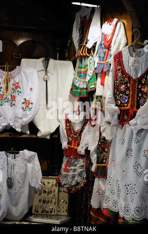 traditionelle Tradition Kleidung Kleidung auf für Verkauf Shop Stall innen innen Sukiennice Tuch Hall Tuchmacher Hall Krakau Stockfoto