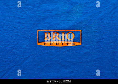 Zitrusfrucht-Wrapper aus Spanien - Brio Obst Logo auf blauen Seidenpapier. Stockfoto