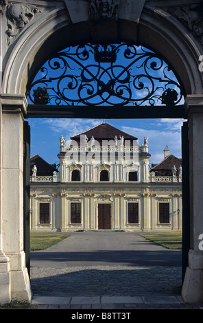 Blick auf Schloss Belvedere Barockpalast, (unten) Unteres Belvedere (1714-16) durch Eingangstor, Wien, Österreich Stockfoto