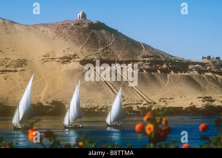 Traditionelle Segelboote Feluke auf dem Nil bei Assuan Oberägypten Stockfoto