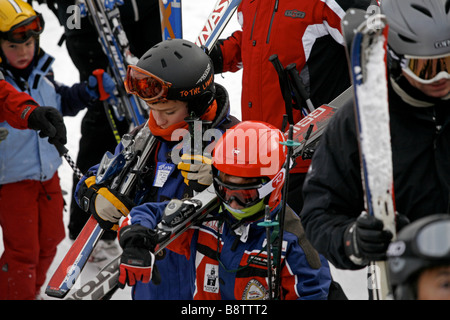 Massive Anwesenheit der Skifahrer zum Skigebiet La Molina in La Cerdnaya. Catalunya, Katalonien, Spanien. Stockfoto