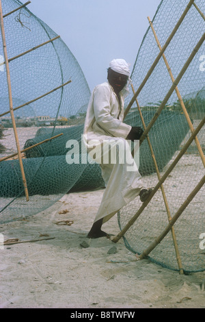 Ein Mann, der in Dubai Drahtfischfallen oder Gandour macht, 1975 Stockfoto