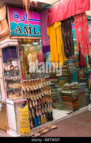 farbenfrohe Mode-Shop im Souk, Dubai, Vereinigte Arabische Emirate Stockfoto