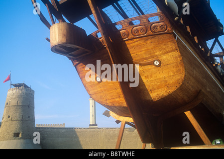 Dhow-Ausstellung vor dem Dubai National Museum, 1975. Gegründet im Jahr 1971 im Al-Fahidi Fort (1787) VAE Stockfoto