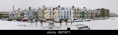 Schnee bedeckt, Edwardian farbige Häuser und Autos auf Worthing Strandpromenade, West Sussex, UK Stockfoto