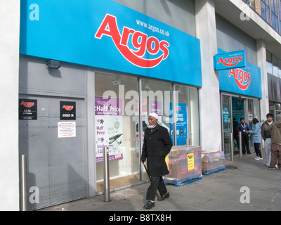 VEREINIGTES KÖNIGREICH. Muslimischen Menschen gehen vorbei an Argos Store in Whitechapel Road, East London.United Kingdom.Photo von Julio Etchart Stockfoto