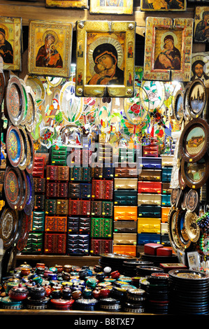 Souvenirs religiösen Gemälden Elemente Symbole auf für Verkauf Shop stall innen innen Sukiennice Tuch Hall Tuchmacher Hall Krakau Stockfoto