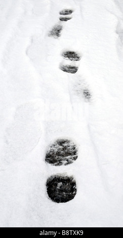 Fußspuren auf schneebedeckten Straßen, Worcestershire Stockfoto
