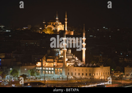 Neue Moschee Yeni Cami und Nuru Osmaniye Moschee im Hintergrund-Istanbul-Türkei Stockfoto