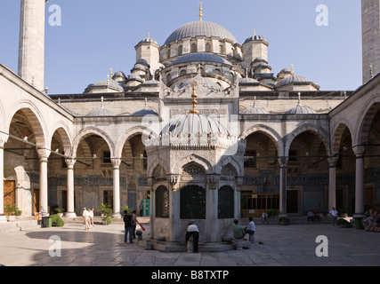 Fontain am Hof der neuen Moschee Yeni Cami Istanbul Türkei Stockfoto