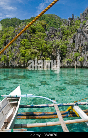 Philippinische Bangka (Boot) festgemacht an einer Insel im Bacuit Archipel, Palawan, Philippinen Stockfoto