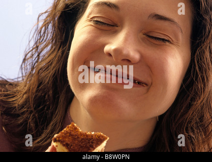 Junge Frau isst Schokolade Kuchen Stockfoto