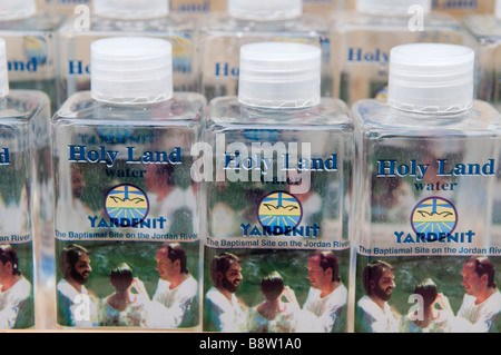 Flaschen mit Wasser aus dem Jordan für den Verkauf in einem Souvenirshop in Yardenit Taufstelle am Jordan Galiläa Israel gefüllt Stockfoto